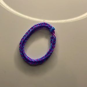 Hi! I’m selling a homemade loom bracelet!
